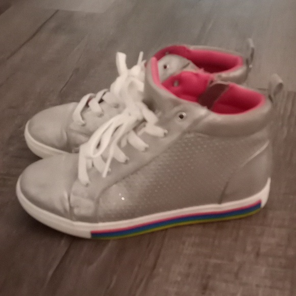 Size 5 girls high tops - Picture 1 of 4